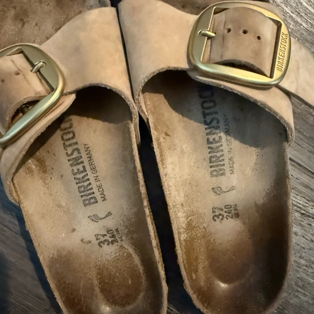 Birkenstock Beige Sandals with Gold Buckle - Picture 3 of 4